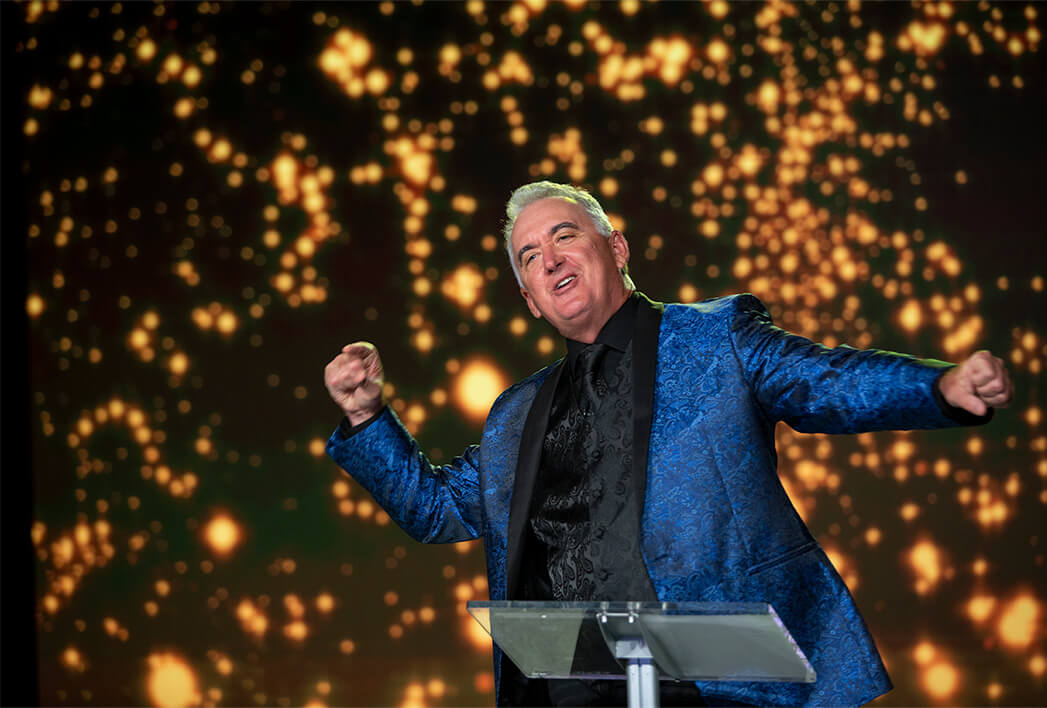 Scott-Robertson-Auctioneer-in-Action _FUNdraising-JOY!_